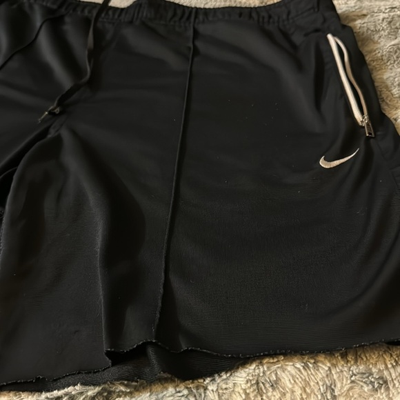 Men’s or Women’s Nike black athletic Shorts With Zipper Pockets on both sides! - Picture 6 of 10